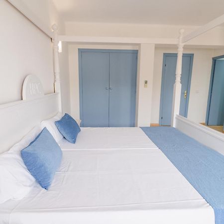 Hostal Hpc Porto Colom Bagian luar foto