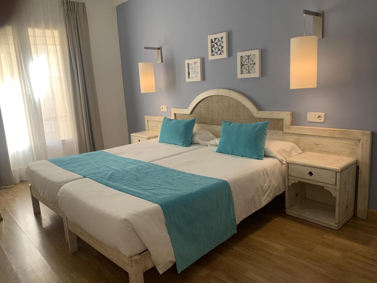 Hostal Hpc Porto Colom Bagian luar foto