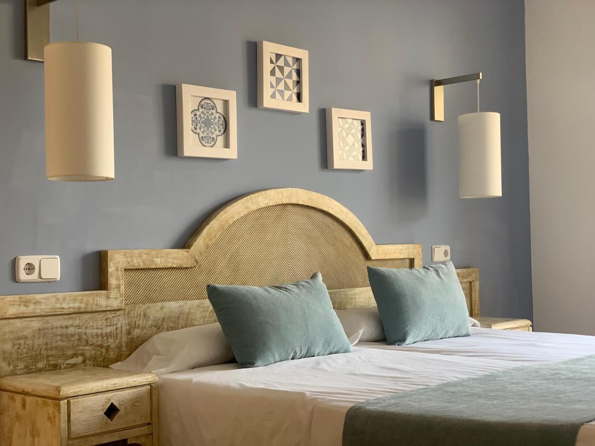 Hostal Hpc Porto Colom Bagian luar foto