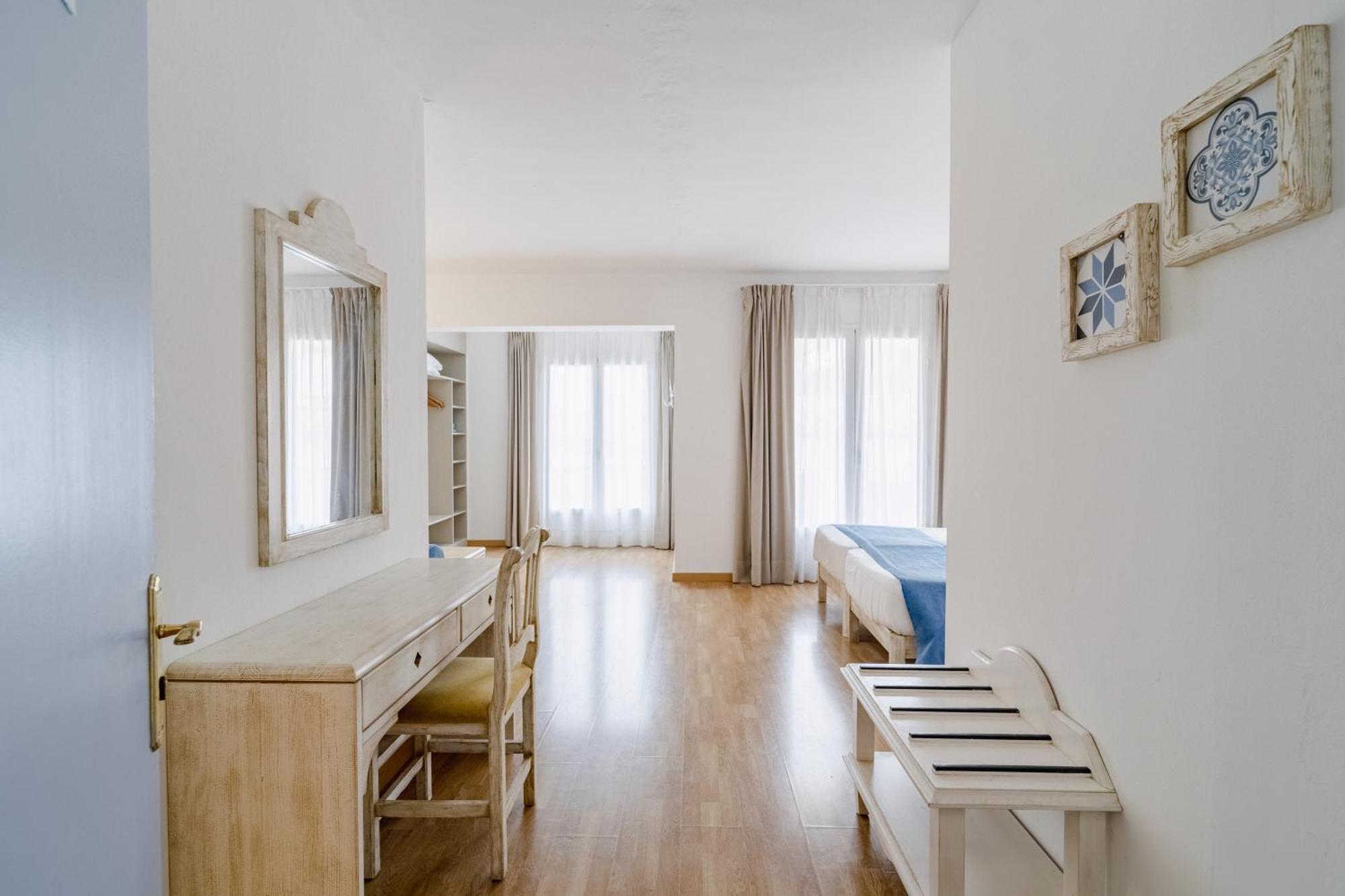 Hostal Hpc Porto Colom Bagian luar foto