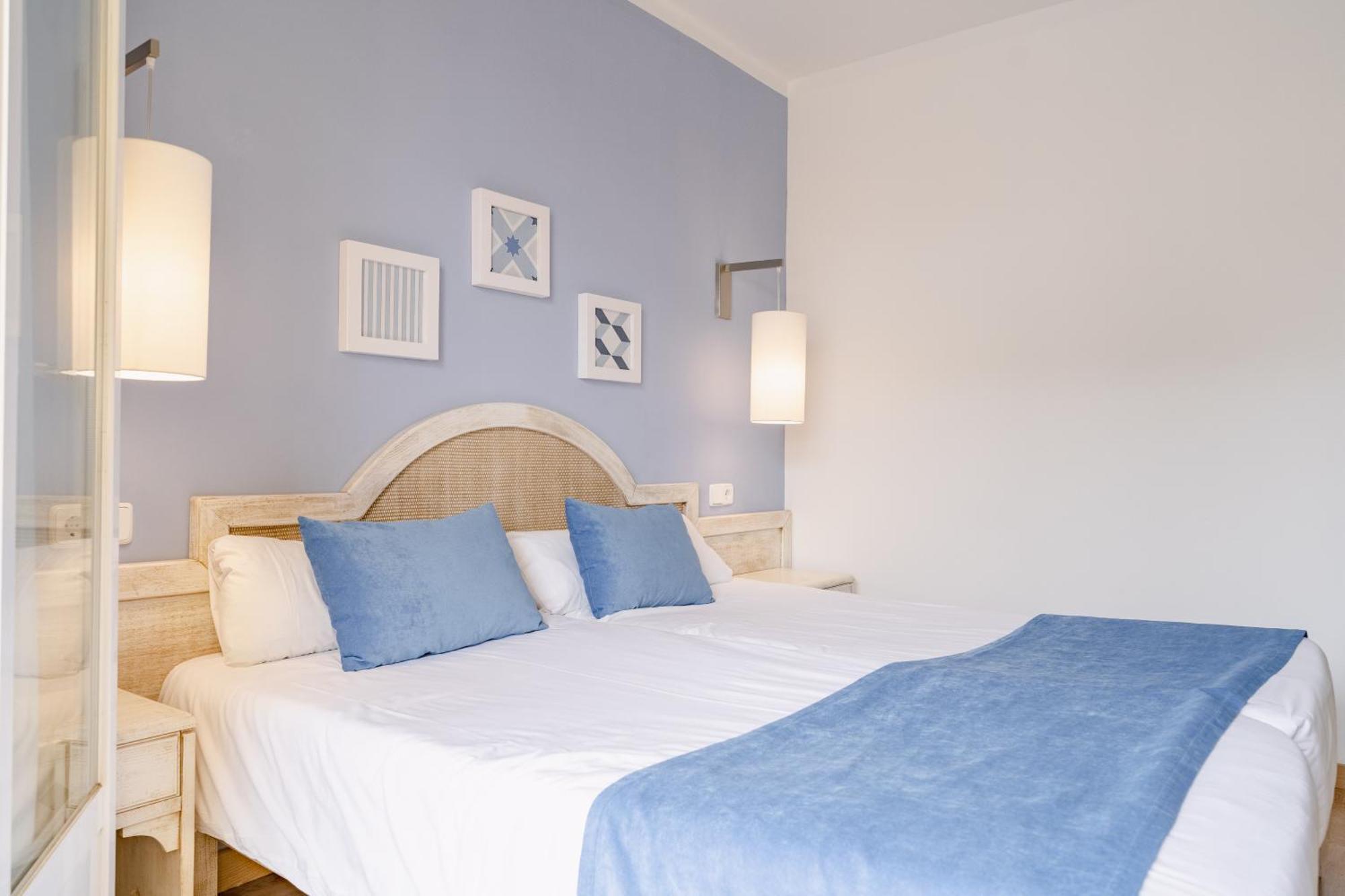 Hostal Hpc Porto Colom Bagian luar foto