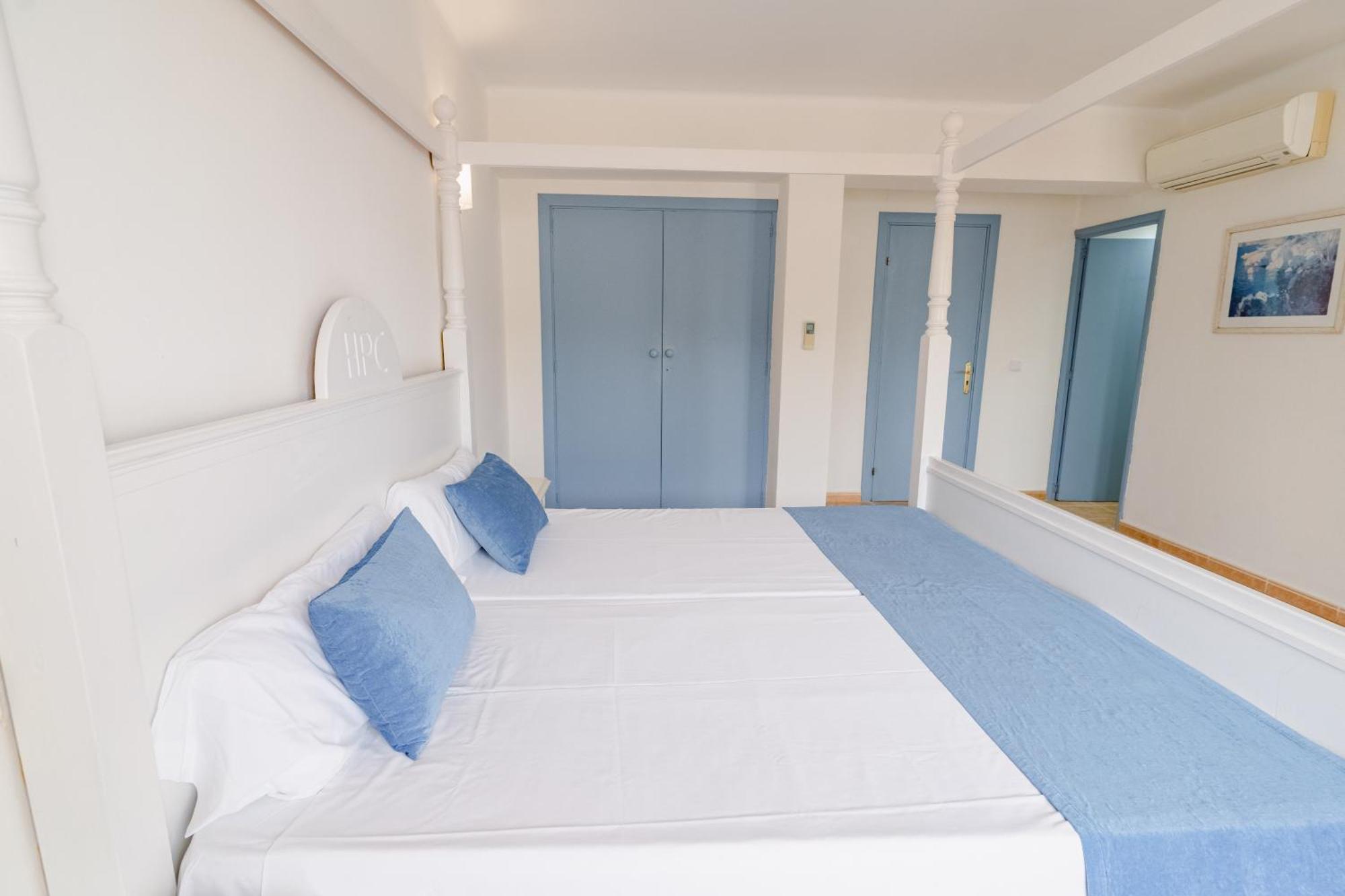 Hostal Hpc Porto Colom Bagian luar foto