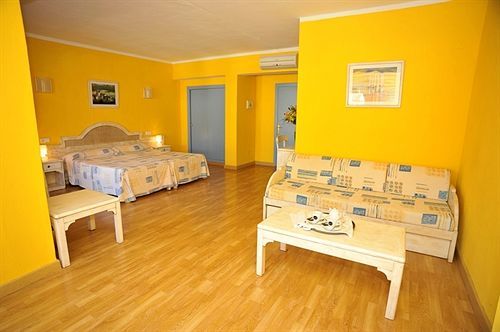 Hostal Hpc Porto Colom Bagian luar foto