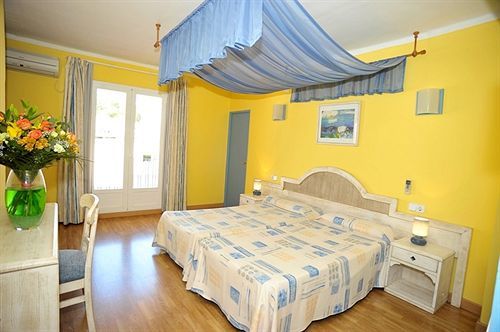 Hostal Hpc Porto Colom Bagian luar foto
